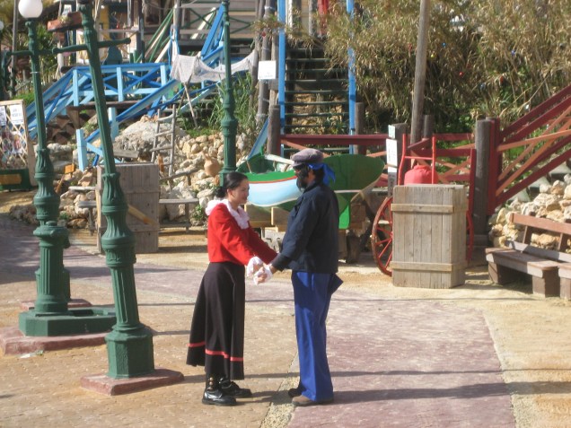 Personagens de Popeye fazem apresentações no "Popeye Village Fun Park"
