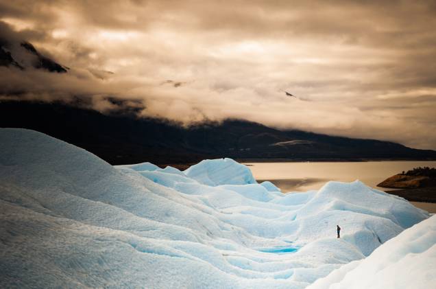 A cidade de<strong> <a href="https://viajeaqui.abril.com.br/cidades/ar-el-calafate" rel="El Calafate" target="_blank">El Calafate</a></strong>, na Patagônia argentina, fica localizada às margens do Lago Argentino e oferece uma ótima estrutura aos visitantes, com bons hotéis, restaurantes, bares e lojinhas. Isso fez com que os viajantes brasileiros a apelidassem como a <a href="https://viajeaqui.abril.com.br/cidades/br-sp-campos-do-jordao" rel="Campos do Jordão" target="_blank">Campos do Jordão</a> da <a href="https://viajeaqui.abril.com.br/paises/argentina" rel="Argentina" target="_blank">Argentina</a>. Além disso, ela é frequentemente visitada por alpinistas graças às suas montanhas A cidade de<strong> <a href="https://viajeaqui.abril.com.br/cidades/ar-el-calafate" rel="El Calafate" target="_blank">El Calafate</a></strong>, na Patagônia argentina, fica localizada às margens do Lago Argentino e oferece uma ótima estrutura aos visitantes, com bons hotéis, restaurantes, bares e lojinhas. Isso fez com que os viajantes brasileiros a apelidassem como a <a href="https://viajeaqui.abril.com.br/cidades/br-sp-campos-do-jordao" rel="Campos do Jordão" target="_blank">Campos do Jordão</a> da <a href="https://viajeaqui.abril.com.br/paises/argentina" rel="Argentina" target="_blank">Argentina</a>. Além disso, ela é frequentemente visitada por alpinistas graças às suas montanhas