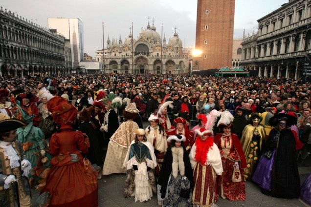 <strong>2. Carnaval de Veneza, Itália</strong>    As máscaras de Veneza ganharam um tom ainda mais sinistro quando foram protagonistas de primeira no longa <em>De Olhos Bem Fechados</em>, de <strong>Stanley Kubrick</strong>. Utilizadas para que as pessoas mantivessem suas identidades em segredo durante votações públicas e julgamentos, tornaram-se o adereço ideal nas festas carnavalescas. Durante as festividades, os mascarados e suas luxuosas vestes dão um colorido especial à cidade, navegando em gôndolas por entre os canais e lotando a <strong>Piazza San Marco</strong>.    <strong>Onde: </strong><a href="https://viajeaqui.abril.com.br/cidades/italia-veneza" rel="Veneza" target="_blank">Veneza</a>, <a href="https://viajeaqui.abril.com.br/paises/italia" rel="Itália" target="_blank">Itália</a>. <strong>Quando: </strong>18/21 de Fevereiro 