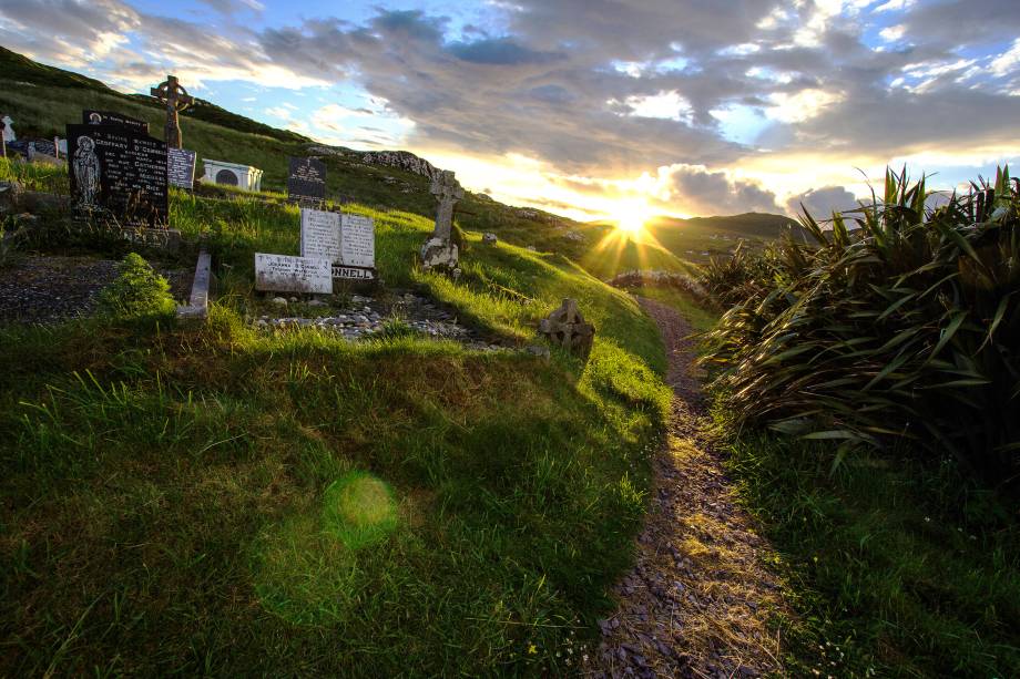 <strong>IRLANDA SUL E NORTE</strong>                São sete noites em hotéis três-estrelas, a primeira delas na cosmopolita <a href="https://viajeaqui.abril.com.br/cidades/irlanda-dublin" rel="Dublin" target="_blank">Dublin</a>, e as duas seguintes pelas belas paisagens naturais do Condado de Kerry (foto), onde há um tour pelo Parque Nacional de Killarney, repleto de rios, montanhas e florestas. As quatro noites restantes são divididas entre a pequena Galway, base da visita às <a href="https://viajeaqui.abril.com.br/materias/fotos-10-falesias-impressionantes-pelo-mundo#5" rel="Falésias de Moher" target="_blank">Falésias de Moher</a> e à Abadia de Kylemore, Londonderry, já na Irlanda do Norte, Belfast, a capital norte-irlandesa, e Dublin.                <strong>QUANDO:</strong> até setembro                <strong>QUEM LEVA:</strong> <a href="https://www.addin.com.br/" rel="Addin" target="_blank">Addin</a>                <strong>QUANTO:</strong> € 1550 (sem aéreo)