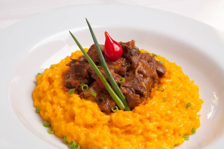 Ossobuco desfiado no molho de tomate e especiarias sobre risoto de Grana Padano, prato principal servido no jantar do <a href="https://viajeaqui.abril.com.br/estabelecimentos/br-rj-rio-de-janeiro-restaurante-margutta" rel="Margutta"><strong>Margutta</strong></a>, durante a Rio Restaurant Week Ossobuco desfiado no molho de tomate e especiarias sobre risoto de Grana Padano, prato principal servido no jantar do <a href="https://viajeaqui.abril.com.br/estabelecimentos/br-rj-rio-de-janeiro-restaurante-margutta" rel="Margutta"><strong>Margutta</strong></a>, durante a Rio Restaurant Week