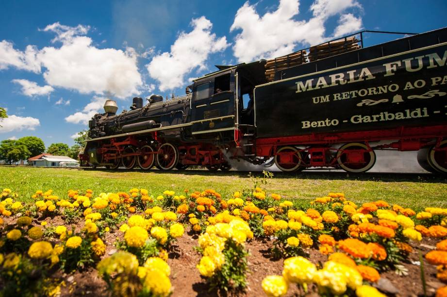O passeio de maria-fumaça entre Garibaldi e Carlos Barbosa, no Rio Grande do Sul, é um dos mais tradicionais do país O passeio de maria-fumaça entre Garibaldi e Carlos Barbosa, no Rio Grande do Sul, é um dos mais tradicionais do país