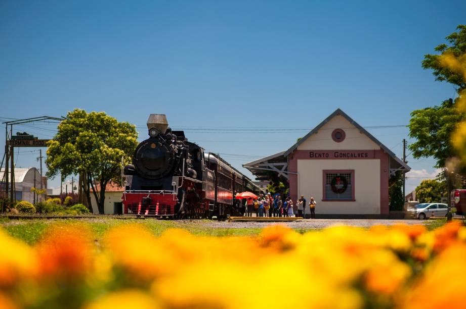 Durante o trajeto, que percorre a Região da Uva e do Vinho, os passageiros assistem a apresentações de danças típicas italianas Durante o trajeto, que percorre a Região da Uva e do Vinho, os passageiros assistem a apresentações de danças típicas italianas