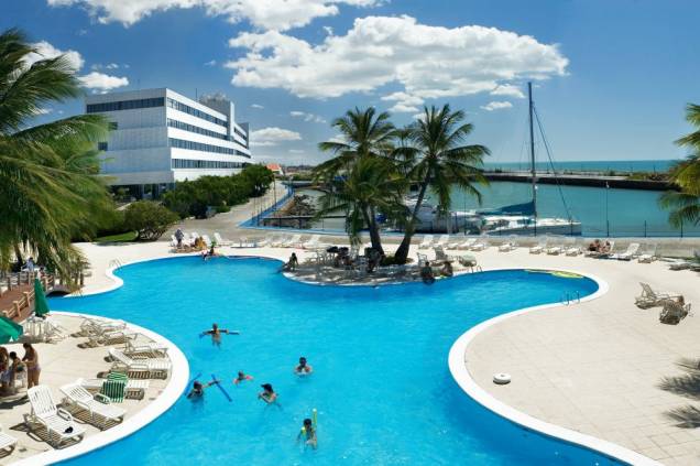 <strong>Marina Park – Fortaleza (CE)</strong><br /> O hotel <a href="https://viajeaqui.abril.com.br/estabelecimentos/br-ce-fortaleza-hospedagem-marina-park" rel="Marina Park" target="_self">Marina Park</a> planejou uma festa ao ar livre para 8 mil pessoas, com um cenário temático de frente para o mar – o tema deste ano é "Réveillon Milenar – Uma Noite na China". A maior atração é o show com a banda Chiclete com Banana. O ingresso, a partir de R$ 900, dá direito a lugar reservado em mesa numerada e ao sistema all inclusive (vários bufês e open bar).<br /> <strong>Onde: </strong>Avenida Presidente Castelo Branco, 400, Praia de Iracema; <strong>tel.:</strong> (85) 4006-9595 <strong>Marina Park – Fortaleza (CE)</strong><br /> O hotel <a href="https://viajeaqui.abril.com.br/estabelecimentos/br-ce-fortaleza-hospedagem-marina-park" rel="Marina Park" target="_self">Marina Park</a> planejou uma festa ao ar livre para 8 mil pessoas, com um cenário temático de frente para o mar – o tema deste ano é "Réveillon Milenar – Uma Noite na China". A maior atração é o show com a banda Chiclete com Banana. O ingresso, a partir de R$ 900, dá direito a lugar reservado em mesa numerada e ao sistema all inclusive (vários bufês e open bar).<br /> <strong>Onde: </strong>Avenida Presidente Castelo Branco, 400, Praia de Iracema; <strong>tel.:</strong> (85) 4006-9595