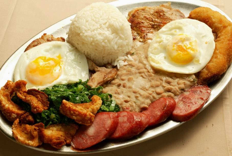 O <strong>virado a paulista</strong>, com tutu de feijão, couve-manteiga, linguiça, ovos fritos, bisteca de porco e torresmo, é um antigo prato de <strong>tropeiros </strong>e é tradicionalmente servidos às segundas-feiras O <strong>virado a paulista</strong>, com tutu de feijão, couve-manteiga, linguiça, ovos fritos, bisteca de porco e torresmo, é um antigo prato de <strong>tropeiros </strong>e é tradicionalmente servidos às segundas-feiras