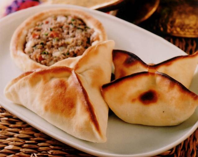 Os imigrantes sírio-libaneses trouxeram várias receitas para São Paulo. Junto com o kibe, a esfiha é um dos campeões na preferência de adultos e crianças Os imigrantes sírio-libaneses trouxeram várias receitas para São Paulo. Junto com o kibe, a esfiha é um dos campeões na preferência de adultos e crianças