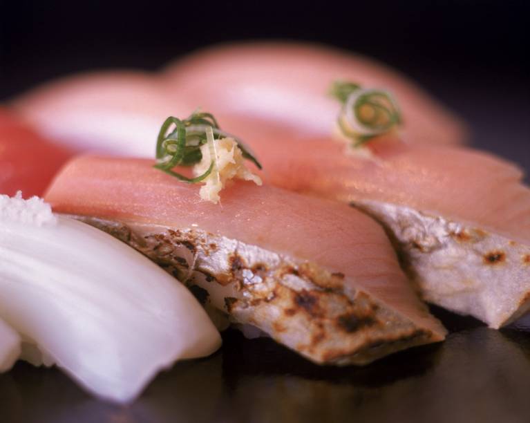 Sushis do restaurante Jun Sakamoto, que só atende clientes no balcão, onde serve o omakassê, sequência com até 16 tipos de niguiris (sushis moldados a mão)