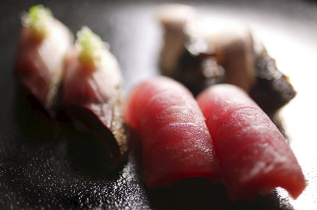 O sushi do tipo nigirizushi é um prato que surgiu nos mercados e ruas de Edo, a atual Tóquio