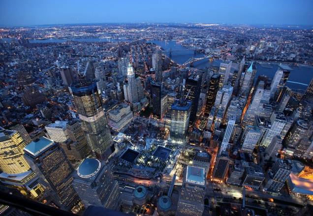 Vista aérea do Ground zero, em Nova York. À esquerda das duas fontes quadradas está sendo contruído o One World Trade Center, que será o edifício mais alto da cidade
