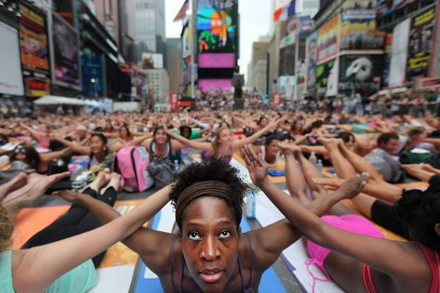 Entusiastas do ioga reúnem-se em Times Square, Nova York, durante as comemorações do início do verão no Hemisfério Norte