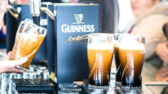 Velha conhecida dos moradores do país – e do resto do mundo – a <a href="http://viajeaqui.abril.com.br/estabelecimentos/irlanda-dublin-atracao-guinness-storehouse" rel="cerveja Guinness">cerveja Guinness</a> é saborosa e bem encorpada. A presença dela é obrigatória nos pubs e até em algumas receitas