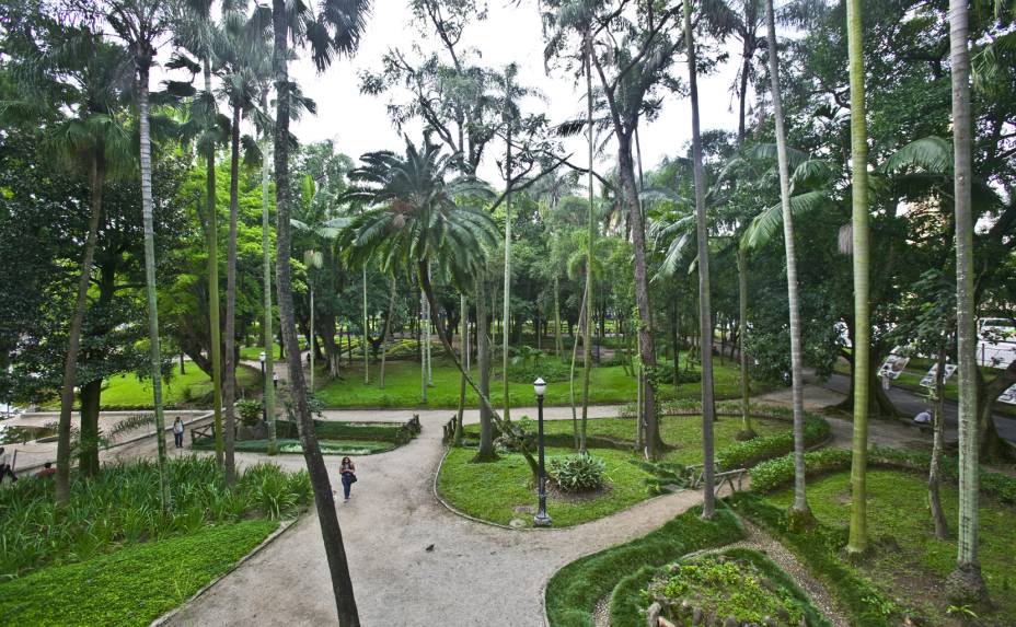 <strong>Parque da Luz: </strong>criado em 1798 por uma Ordem Régia da Coroa Portuguesa, o Parque da Luz foi concebido originalmente para ser um Jardim Botânico. Os seus 113.400 m² foram abertos ao público somente em 1825. Atualmente o parque conta com muitos atrativos, como a gruta com cascata, o aquário subterrâneo, e quase 50 esculturas de artistas como Lasar Segall, Victor Brecheret, Leon Ferrari e Amílcar de Castro dispostas ao longo de toda extensão. No fundo do parque, próximo aos sanitários, é possível ver um pé de café. Praça da Luz, s/nº - Luz, de terça a domingo, das 9h às 18h