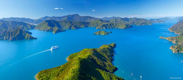 Marlborough Sounds é um vasto labirinto de ilhas e fiordes ao norte da ilha sul, não muito distante de Wellington Marlborough Sounds é um vasto labirinto de ilhas e fiordes ao norte da ilha sul, não muito distante de Wellington