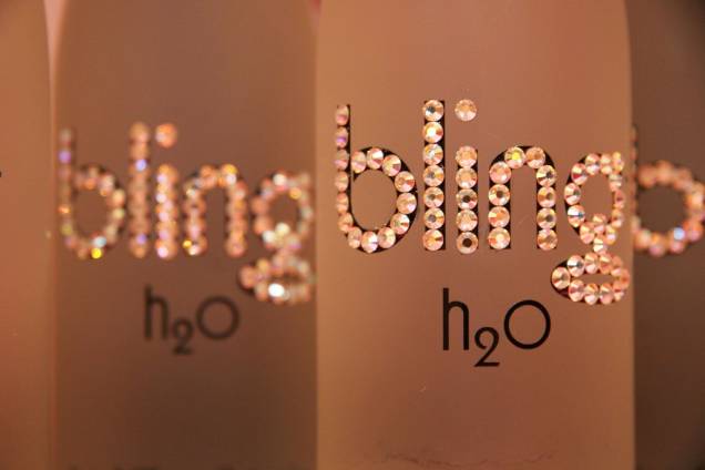 <strong>Bling H2O</strong>Sim, conseguiram deixar o líquido mais abundante do planeta em artigo de luxo. Não vamos nem entrar no mérito do que há dentro da embalagem, que custa absurdos US$ 2.500. O que faz dela a água mais cara do mundo são garrafas incrustadas com dezenas de cristais Swarowski. Como deu para ver, riqueza e inteligência nem sempre andam juntas. <strong>Bling H2O</strong>Sim, conseguiram deixar o líquido mais abundante do planeta em artigo de luxo. Não vamos nem entrar no mérito do que há dentro da embalagem, que custa absurdos US$ 2.500. O que faz dela a água mais cara do mundo são garrafas incrustadas com dezenas de cristais Swarowski. Como deu para ver, riqueza e inteligência nem sempre andam juntas.
