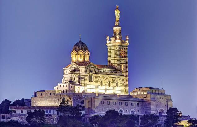 A catedral de <a href="https://viajeaqui.abril.com.br/cidades/franca-marselha/" rel="Marselha">Marselha</a>, Notre-Dame de la Garde, tem arquitetura neo-bizantina e foi construída em 1864, no lugar de uma antiga igreja de mesmo nome, cuja fundação remonta a 1214 A catedral de <a href="https://viajeaqui.abril.com.br/cidades/franca-marselha/" rel="Marselha">Marselha</a>, Notre-Dame de la Garde, tem arquitetura neo-bizantina e foi construída em 1864, no lugar de uma antiga igreja de mesmo nome, cuja fundação remonta a 1214