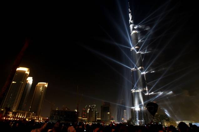 <strong>Burj Khalifa, Dubai, <a href="http://viajeaqui.abril.com.br/paises/emirados-arabes-unidos" rel="Emirados Árabes Unidos" target="_blank">Emirados Árabes Unidos</a></strong>Mais alto edifício do planeta com 830 metros de altura, o Burj Khalifa é apenas a última novidade na recente onda de estruturas espetaculares do Golfo Pérsico. A combinação de recursos trazidos pelo petróleo e parcerias feitas com grandes escritórios de arquitetura deu um ar mais cosmopolita à região, sem deixar de levar em conta os valores e apuro estético do Islã