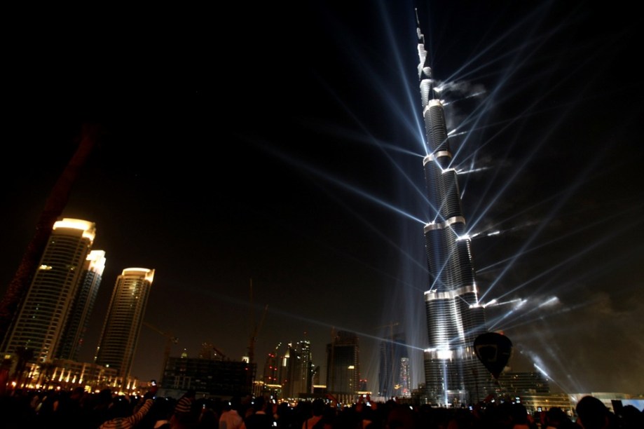 <strong>Burj Khalifa, Dubai, <a href="https://viajeaqui.abril.com.br/paises/emirados-arabes-unidos" rel="Emirados Árabes Unidos" target="_blank">Emirados Árabes Unidos</a></strong>Mais alto edifício do planeta com 830 metros de altura, o Burj Khalifa é apenas a última novidade na recente onda de estruturas espetaculares do Golfo Pérsico. A combinação de recursos trazidos pelo petróleo e parcerias feitas com grandes escritórios de arquitetura deu um ar mais cosmopolita à região, sem deixar de levar em conta os valores e apuro estético do Islã