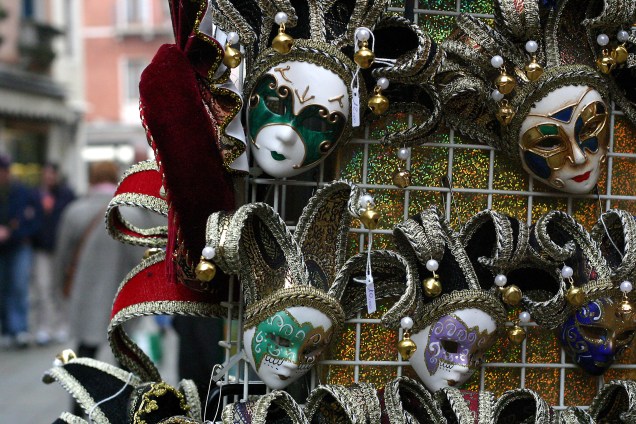 As máscaras são, literalmente, a cara de <a href="https://viagemeturismo.abril.com.br/cidades/veneza-15/" target="_blank">Veneza</a>! Coloridas e cheias de glitter, elas são vendidas aos montes pelas ruas da cidade
