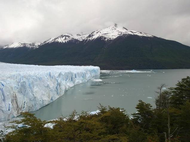 Com 31 quilômetros de extensão e 4 quilômetros de profundidade, a região onde se localiza o glaciar <strong>Perito Moreno</strong> é cercada por passarelas, de onde é possível ver seus cenários. Os barcos que realizam passeios pelo local chegam a até 100 metros de distância das grandes plataformas de gelo