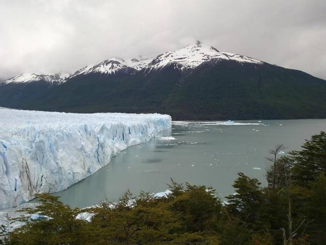 Com 31 quilômetros de extensão e 4 quilômetros de profundidade, a região onde se localiza o glaciar <strong>Perito Moreno</strong> é cercada por passarelas, de onde é possível ver seus cenários. Os barcos que realizam passeios pelo local chegam a até 100 metros de distância das grandes plataformas de gelo Com 31 quilômetros de extensão e 4 quilômetros de profundidade, a região onde se localiza o glaciar <strong>Perito Moreno</strong> é cercada por passarelas, de onde é possível ver seus cenários. Os barcos que realizam passeios pelo local chegam a até 100 metros de distância das grandes plataformas de gelo