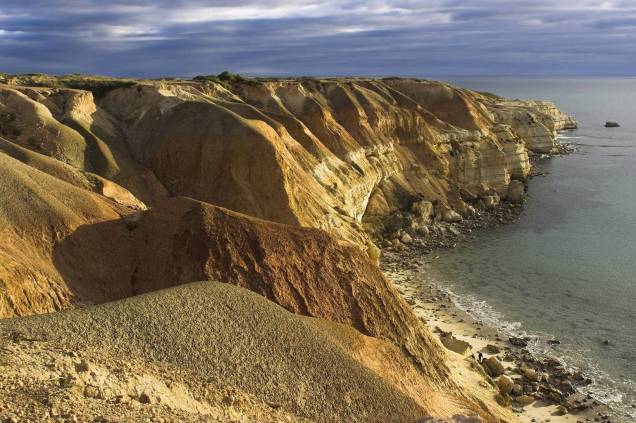 A 45 quilômetros de <a href="https://viajeaqui.abril.com.br/cidades/australia-adelaide" target="_blank">Adelaide</a>, a Maslin Beach permite banhistas nus em sua <strong>parte sul</strong>. A graça é que a praia sedia anualmente a <strong>Maslin Beach Nude Olympics</strong> (Olimpíadas Nuas da Maslin Beach, em tradução livre), que tem competições informais como a corrida de três pernas e o concurso de melhor bunda. O local também inspirou o filme <em>Maslin Beach</em>, de 1997, em que um casal descobre o “amor verdadeiro” após uma tarde na praia (na parte nudista, claro!) A 45 quilômetros de <a href="https://viajeaqui.abril.com.br/cidades/australia-adelaide" target="_blank">Adelaide</a>, a Maslin Beach permite banhistas nus em sua <strong>parte sul</strong>. A graça é que a praia sedia anualmente a <strong>Maslin Beach Nude Olympics</strong> (Olimpíadas Nuas da Maslin Beach, em tradução livre), que tem competições informais como a corrida de três pernas e o concurso de melhor bunda. O local também inspirou o filme <em>Maslin Beach</em>, de 1997, em que um casal descobre o “amor verdadeiro” após uma tarde na praia (na parte nudista, claro!)