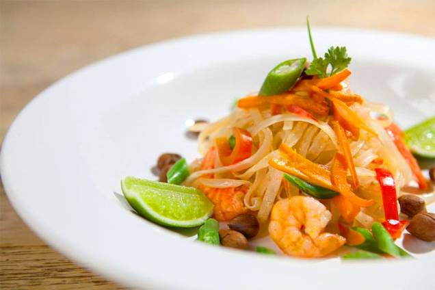 <strong><a href="https://viajeaqui.abril.com.br/estabelecimentos/br-ba-lencois-restaurante-cozinha-aberta" rel="Restaurante Cozinha Aberta" target="_blank">Restaurante Cozinha Aberta</a>, <a href="https://viajeaqui.abril.com.br/cidades/br-ba-lencois" rel="Lençóis" target="_self">Lençóis</a>, <a href="https://viajeaqui.abril.com.br/cidades/br-ba-chapada-diamantina" rel="Chapada Diamantina" target="_self">Chapada Diamantina</a>, <a href="https://viajeaqui.abril.com.br/estados/br-bahia" rel="Bahia" target="_self">Bahia</a></strong> A cidade de Lençóis é conhecida como a porta de entrada da Chapada Diamantina, considerada por muitos como a capital da região e onde muitos turistas ficam hospedados. O foco do Cozinha Aberta, um dos bons restaurantes locais, é misturar massas caseiras com sabores locais. Entre as opções, destacam-se a <strong>massa de arroz oriental com camarão fresco</strong> e o nhoque de batata-doce <em><a href="https://www.booking.com/city/br/lencois.pt-br.html?aid=332455&label=viagemabril-restaurantes-no-nordeste" rel="Veja preços de hotéis em Lençóis no Booking.com" target="_blank">Veja preços de hotéis em Lençóis no Booking.com</a></em> <strong><a href="https://viajeaqui.abril.com.br/estabelecimentos/br-ba-lencois-restaurante-cozinha-aberta" rel="Restaurante Cozinha Aberta" target="_blank">Restaurante Cozinha Aberta</a>, <a href="https://viajeaqui.abril.com.br/cidades/br-ba-lencois" rel="Lençóis" target="_self">Lençóis</a>, <a href="https://viajeaqui.abril.com.br/cidades/br-ba-chapada-diamantina" rel="Chapada Diamantina" target="_self">Chapada Diamantina</a>, <a href="https://viajeaqui.abril.com.br/estados/br-bahia" rel="Bahia" target="_self">Bahia</a></strong> A cidade de Lençóis é conhecida como a porta de entrada da Chapada Diamantina, considerada por muitos como a capital da região e onde muitos turistas ficam hospedados. O foco do Cozinha Aberta, um dos bons restaurantes locais, é misturar massas caseiras com sabores locais. Entre as opções, destacam-se a <strong>massa de arroz oriental com camarão fresco</strong> e o nhoque de batata-doce <em><a href="https://www.booking.com/city/br/lencois.pt-br.html?aid=332455&label=viagemabril-restaurantes-no-nordeste" rel="Veja preços de hotéis em Lençóis no Booking.com" target="_blank">Veja preços de hotéis em Lençóis no Booking.com</a></em>