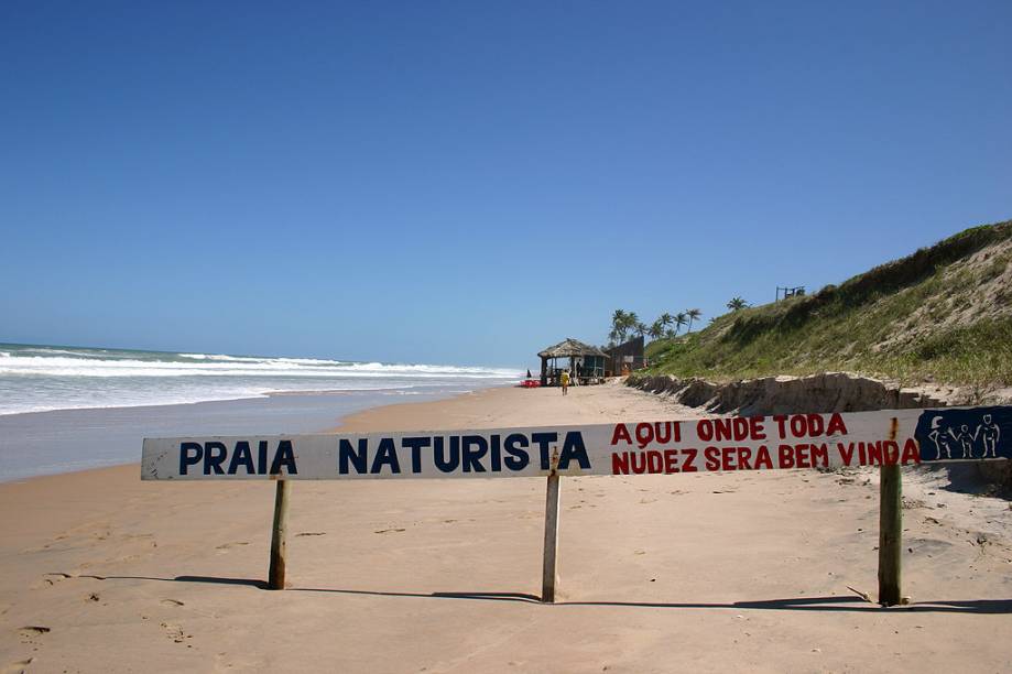 <strong>4. Massarandupió, Sítio do Conde, Bahia</strong>A praia fica em área de proteção ambiental e é destino de nudismo na Linha Verde baiana. À direita do estacionamento, é obrigatório tirar a roupa na área isolada pelas dunas brancas da vila de pescadores. O acesso por estrada de terra precária também afasta os curiosos