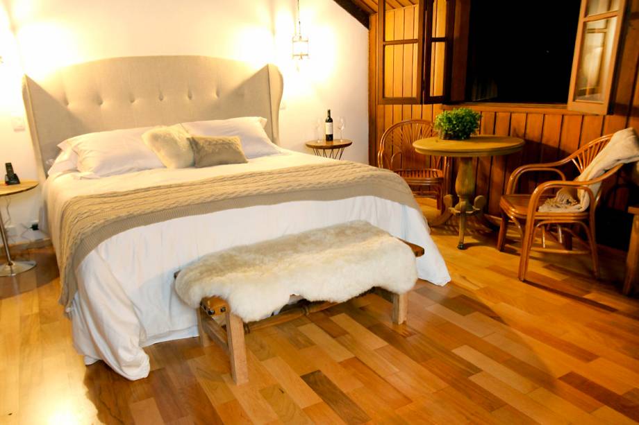 A suíte master 5 do hotel WE, em Campos do Jordão, é equipada com TV LED 40" e banheira dupla com hidromassagem  