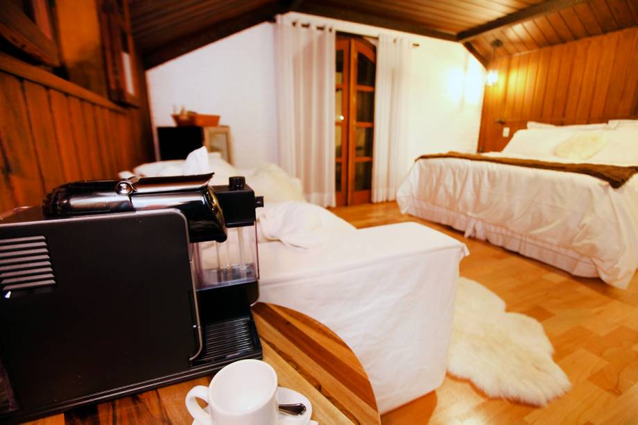 A suíte master 8 do hotel WE, em Campos do Jordão, tem sacada com vista panorâmica e janela voltada para o jardim. 