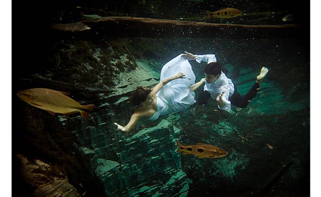 O destino também é procurado para ensaios e casamentos: noivos mergulham no Aquário Encantado, em Nobres, Mato Grosso.