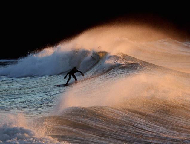 Polzeath, na costa da Cornuália, sudoeste da Inglaterra, possui um swell que agrada os surfistas britânicos. Mas não esqueça seu long john
