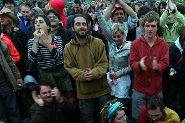 Pessoas reúnem-se durante o solstício de verão em Worthy Farm, Pilton, próximo a Glastonbury. O emblemático festival não acontecerá em 2012 por conta, entre outras razões, dos Jogos Olímpicos de Londres