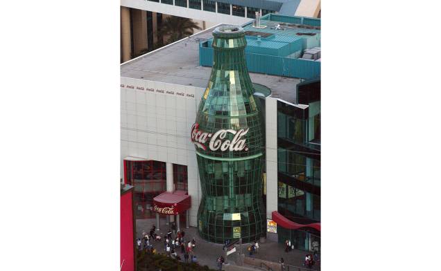 <strong><a href="https://www.worldofcoca-cola.com/" rel="The World of Coca-Cola">The World of Coca-Cola</a>: </strong>se você é fã desta marca de refrigerante, vai se emocionar quando der de cara com a imensa garrafa da famosa bebida na entrada do lugar. Misto de museu e loja, este local conta a história da Coca-Cola e oferece diversos artigos da marca, como camisetas, bolsas, bonés e relógios. Além disso, no segundo andar você poderá provar refrigerantes de cores e sabores diferentes, comer doces e sorvetes com o sabor de Coca-Cola. Localizada na Strip, a rua mais famosa de Las Vegas, a casa funciona todos os dias em horário comercial <strong><a href="https://www.worldofcoca-cola.com/" rel="The World of Coca-Cola">The World of Coca-Cola</a>: </strong>se você é fã desta marca de refrigerante, vai se emocionar quando der de cara com a imensa garrafa da famosa bebida na entrada do lugar. Misto de museu e loja, este local conta a história da Coca-Cola e oferece diversos artigos da marca, como camisetas, bolsas, bonés e relógios. Além disso, no segundo andar você poderá provar refrigerantes de cores e sabores diferentes, comer doces e sorvetes com o sabor de Coca-Cola. Localizada na Strip, a rua mais famosa de Las Vegas, a casa funciona todos os dias em horário comercial