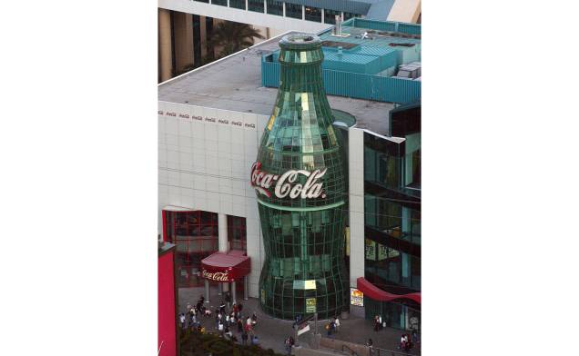 <strong><a href="http://www.worldofcoca-cola.com/" rel="The World of Coca-Cola">The World of Coca-Cola</a>: </strong>se você é fã desta marca de refrigerante, vai se emocionar quando der de cara com a imensa garrafa da famosa bebida na entrada do lugar. Misto de museu e loja, este local conta a história da Coca-Cola e oferece diversos artigos da marca, como camisetas, bolsas, bonés e relógios. Além disso, no segundo andar você poderá provar refrigerantes de cores e sabores diferentes, comer doces e sorvetes com o sabor de Coca-Cola. Localizada na Strip, a rua mais famosa de Las Vegas, a casa funciona todos os dias em horário comercial