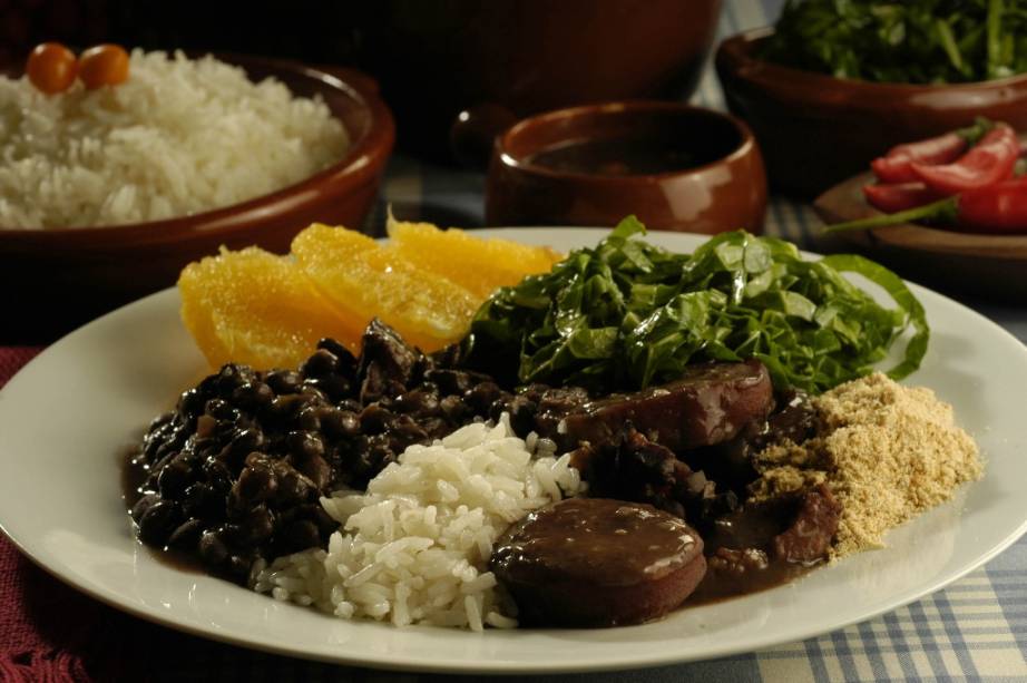 As origens do mais brasileiro dos pratos são envoltas em alguns mitos. Da Europa veio o conceito do rico cozido de carnes. Do Rio de Janeiro, a predileção pelo feijão preto. Já a mesa farta, com farofa, couve fininha, laranja, vinagrete, molho de pimenta, bisteca e torresmo é uma combinação de várias origens As origens do mais brasileiro dos pratos são envoltas em alguns mitos. Da Europa veio o conceito do rico cozido de carnes. Do Rio de Janeiro, a predileção pelo feijão preto. Já a mesa farta, com farofa, couve fininha, laranja, vinagrete, molho de pimenta, bisteca e torresmo é uma combinação de várias origens