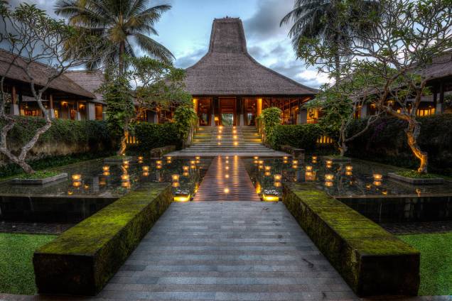 Literalmente uma ilha hindu num país muçulmano, <a href="http://viagemeturismo.abril.com.br/cidades/bali-4/">Bali</a> é um destino encantador onde o viajante encontrará massagens vigorosas, ondas para surfar, um povo sempre sorridente e uma gastronomia pujante. Na foto, o Maya Resort