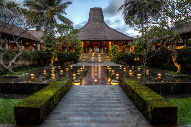 Literalmente uma ilha hindu num país muçulmano, <a href="https://viagemeturismo.abril.com.br/cidades/bali-4/">Bali</a> é um destino encantador onde o viajante encontrará massagens vigorosas, ondas para surfar, um povo sempre sorridente e uma gastronomia pujante. Na foto, o Maya Resort