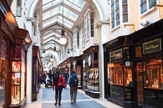 <strong>Mayfair, <a href="https://viajeaqui.abril.com.br/cidades/reino-unido-londres" rel="Londres" target="_blank">Londres</a></strong> "Para ter uma experiência britânica na sua essência, nada melhor do que caminhar pela Burlington Arcade e pela Jermyn Street, em Mayfair. Lá você vai encontrar marcas tradicionais de ternos, chapéus, gravatas, sapatos e acessórios." <strong>Mayfair, <a href="https://viajeaqui.abril.com.br/cidades/reino-unido-londres" rel="Londres" target="_blank">Londres</a></strong> "Para ter uma experiência britânica na sua essência, nada melhor do que caminhar pela Burlington Arcade e pela Jermyn Street, em Mayfair. Lá você vai encontrar marcas tradicionais de ternos, chapéus, gravatas, sapatos e acessórios."