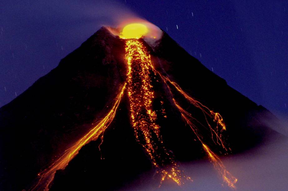 <strong>Mayon, Filipinas</strong> Devido às suas atividades recentes, autoridades filipinas recomendam que escaladores não subam além dos 1800 metros de altitude. Admirar de longe, porém, é seguro e vale a viagem – pode ser uma paradinha de alguns dias <a href="http://viajeaqui.abril.com.br/materias/as-praias-mais-incriveis-da-malasia-indonesia-tailandia-e-filipinas#16" target="_blank" rel="noopener">entre uma praia paradisíaca e outra</a>, só pra não cansar do mar azul ;)
