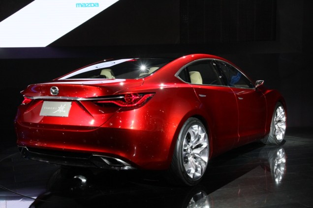 O Mazda Takeri traz elegantes formas, fluídas e que inspiram velocidade. Com seu motor de 2200 cc, o Takeri traz ainda sistema de freios que recuperam a energia