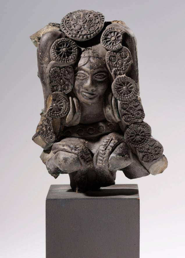 Busto de figura feminina, aparentemente deusa-mãe, que data aproximadamente de 200 a.C. Busto de figura feminina, aparentemente deusa-mãe, que data aproximadamente de 200 a.C.