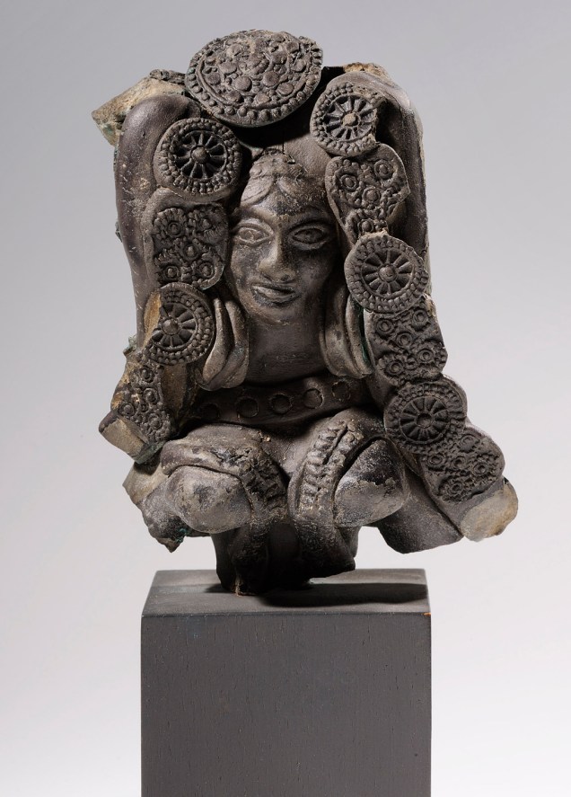 Busto de figura feminina, aparentemente deusa-mãe, que data aproximadamente de 200 a.C.