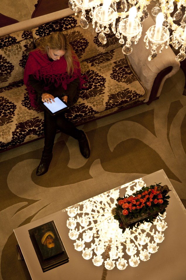 Lustres de cristais tchecos decoram o ambiente. No interior do hotel, hóspedes usam Ipads oferecidos como cortesia