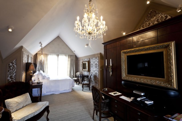 Conforto e sofisticação dão o tom dos quartos do Hotel Saint Andrews, eleito Hotel de Luxo do Ano no GUIA BRASIL 2012. A decoração inspira-se nas pedras preciosas que nomeiam os aposentos