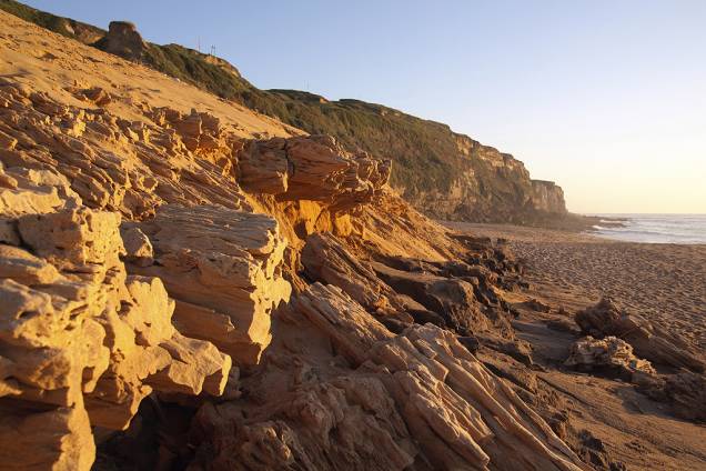 Também chamada de <strong>Praia do Moinho de Baixo</strong>, a Praia do Meco está próxima à <strong>aldeia do Meco</strong>, que lhe deu o nome popular. Foi uma das primeiras do país a definir uma zona devidamente licenciada para a prática do naturismo. Entre os serviços, há bar, bica de água doce e estacionamento. O mar é revolto, bom para <strong>surfe</strong>, <strong>bodyboard</strong> e <strong>windsurf</strong>. O acesso pela praia do Rio da Prata é difícil Também chamada de <strong>Praia do Moinho de Baixo</strong>, a Praia do Meco está próxima à <strong>aldeia do Meco</strong>, que lhe deu o nome popular. Foi uma das primeiras do país a definir uma zona devidamente licenciada para a prática do naturismo. Entre os serviços, há bar, bica de água doce e estacionamento. O mar é revolto, bom para <strong>surfe</strong>, <strong>bodyboard</strong> e <strong>windsurf</strong>. O acesso pela praia do Rio da Prata é difícil