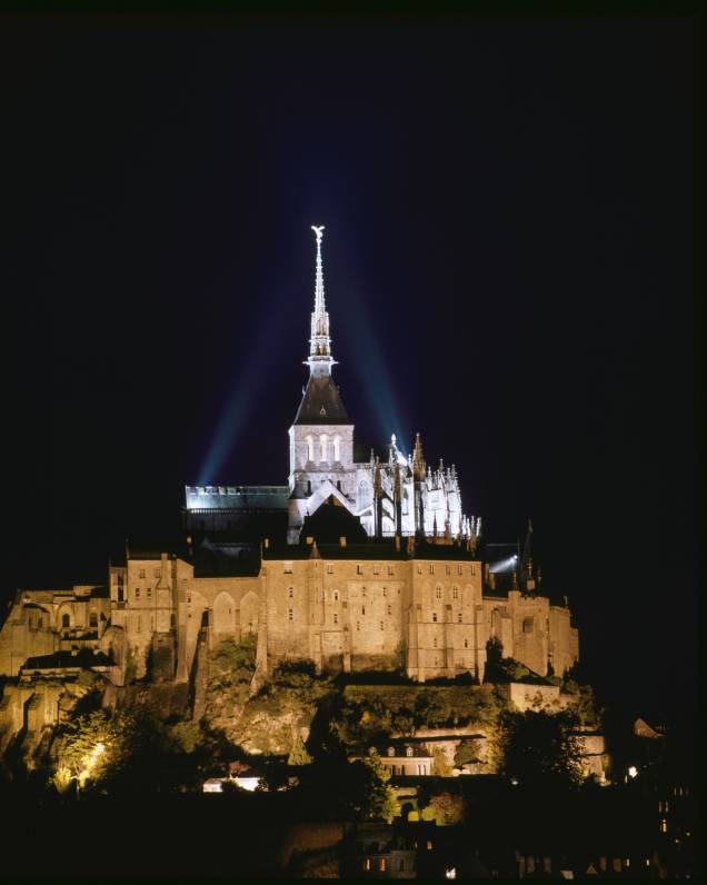 O Mont Saint-Michel começa a fazer parte da história em 708 d.C, quando Aubert, bispo de Avranches, manda construir um santuário para São Miguel. Rapidamente, o monte tornou-se local de peregrinação de católicos
