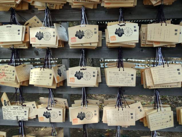 Tabletes de madeira com pedidos ao deuses do santuário Meiji Tabletes de madeira com pedidos ao deuses do santuário Meiji