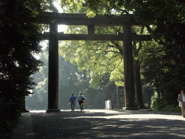 Portal xintoísta no imenso parque do santuário Meiji Jingu, no centro de Tóquio Portal xintoísta no imenso parque do santuário Meiji Jingu, no centro de Tóquio