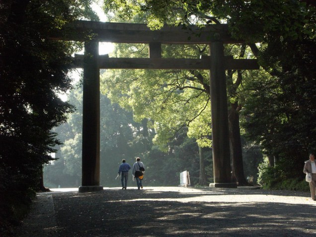 Portal xintoísta no imenso parque do santuário Meiji Jingu, no centro de Tóquio
