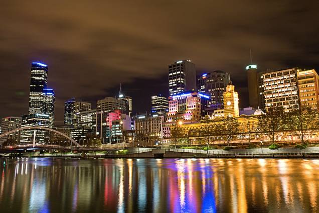 Boa parte dos parques e da vida social de Melbourne transcorre ao longo do rio Yarra Boa parte dos parques e da vida social de Melbourne transcorre ao longo do rio Yarra